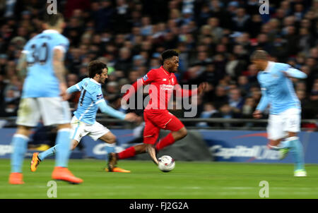 London, UK. 28. Februar 2016. Daniel Sturridge (2. R) Liverpool Kämpfe mit David Silva (2. L) von Manchester City während der Capital One Cup-Finale zwischen Liverpool und Manchester City im Wembley Stadion in London, England am 28. Februar 2016. Manchester City schlagen Liverpool im Elfmeterschießen den Pokal zu gewinnen. Bildnachweis: Han Yan/Xinhua/Alamy Live-Nachrichten Stockfoto