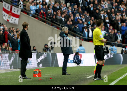 London, UK. 28. Februar 2016. Liverpools Trainer Jürgen Klopp (L) und Manchester City Manager Manuel Pellegrini (C) sehen Sie das Spiel während der Capital One Cup-Finale zwischen Liverpool und Manchester City im Wembley Stadion in London, England am 28. Februar 2016. Manchester City schlagen Liverpool im Elfmeterschießen den Pokal zu gewinnen. Bildnachweis: Han Yan/Xinhua/Alamy Live-Nachrichten Stockfoto