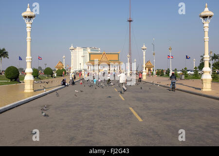Park und Street gegenüber dem Königspalast in Phnom Penh, Kambodscha Stockfoto