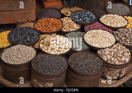 Heilpflanzen für den Verkauf auf dem GROßMARKT in BAGO - MYANMAR Stockfoto