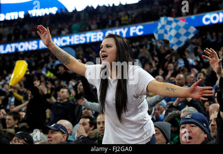 London, UK. 28. Februar 2016. Manchester City Fans feiern nach dem Capital One Cup-Finale zwischen Liverpool und Manchester City im Wembley Stadion in London, England am 28. Februar 2016. Manchester City schlagen Liverpool im Elfmeterschießen den Pokal zu gewinnen. Bildnachweis: Han Yan/Xinhua/Alamy Live-Nachrichten Stockfoto