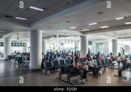 MANDALAY, Myanmar - Mandalay International Airport (code MDL) ist einer von nur drei Flughäfen in Myanmar (Burma). Es wurde 1999 fertiggestellt und ist das modernste der drei Flughäfen und serviert hauptsächlich häusliche, sondern auch ein paar regionale internationale Ziele. Der Flughafen hat eine Kapazität von bis zu 3 Millionen Passagiere pro Jahr zu dienen und hat die längste Start- und Landebahn in Südostasien. Stockfoto