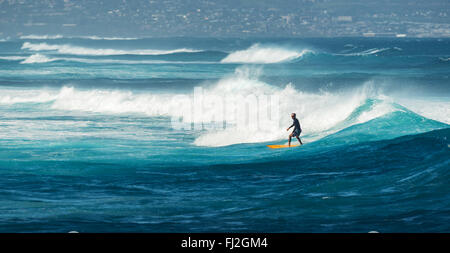 MAUI, HAWAII, USA - 10. Dezember 2013: Surfer ist eine Welle am Hookipa Beach fahren Stockfoto