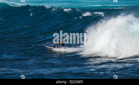 MAUI, HAWAII, USA - 10. Dezember 2013: Surfer ist eine Welle am Hookipa Beach fahren Stockfoto