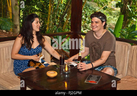 Genießen Sie die Bar im Obergeschoss und Restaurant im OUR JUNGLE HOUSE eine Lodge im Regenwald nahe KHAO SOK NATIONAL PARK - SURATHA Stockfoto