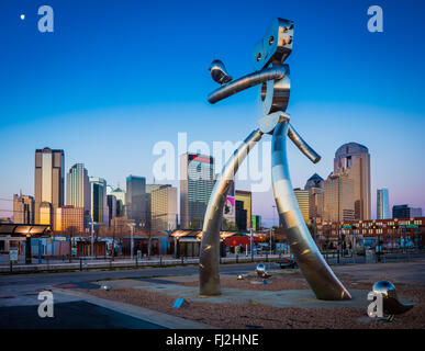 Metall Skulptur "Reist Man" im Stadtteil Deep Ellum aus Dallas, Texas Stockfoto