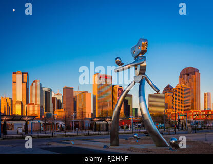 Metall Skulptur "Reist Man" im Stadtteil Deep Ellum aus Dallas, Texas Stockfoto