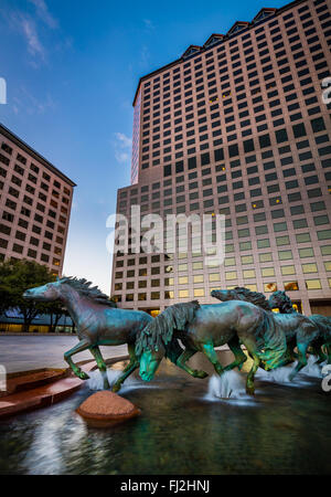 Mustangs in Las Colinas ist eine Bronze-Skulptur von Robert Glen, das Williams Square in Las Colinas in Irving, Texas schmückt. Stockfoto