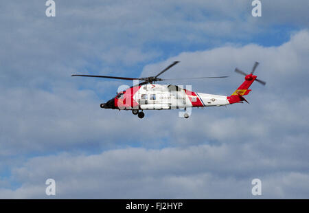 US Küstenwache Hubschrauber über Glacier-Bay - ALASKA Stockfoto