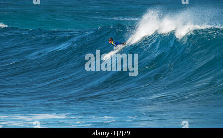 MAUI, HAWAII, USA - 10. Dezember 2013: Surfer ist eine Welle am Hookipa Beach fahren Stockfoto