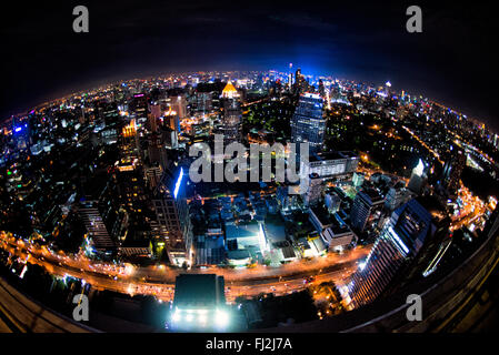 Bangkok City Skyline Nachtblick vom Vertigo Restaurant Banyan Tree Hotel Thailand / BANGKOK, Thailand - die glitzernde Skyline von Bangkok, auch bekannt als Krung Thep Maha Nakhon, wird vom Dachrestaurant Vertigo auf dem Banyan Tree Hotel aus gesehen. Wolkenkratzer und Hochhäuser beleuchten die weitläufige thailändische Hauptstadt mit unzähligen Lichtern und schaffen ein atemberaubendes Stadtpanorama. Das Open-Air-Restaurant Vertigo ist bekannt für seine beeindruckende Aussicht auf die Stadt vom berühmten Banyan Tree Hotel, das sich an der South Sathon Road im Stadtteil Sathon befindet. Als Thailands Hauptstadt und bevölkerungsreichste Stadt Stockfoto