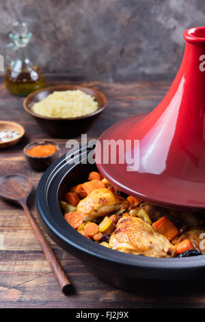 Tagine mit gekochtem Huhn und Gemüse. Traditionelle marokkanische Küche. Holz- Hintergrund. Platz kopieren Stockfoto