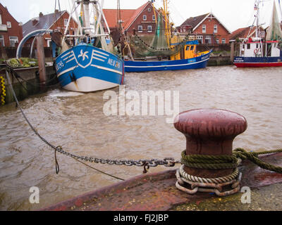 Neuharlingersiel, Deutschland - Dezember 25, 2014: Angelboote/Fischerboote mit Ropa und Poller in Neuharlingersiel Stockfoto