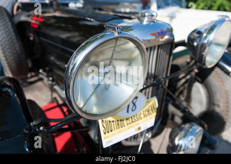 Meran, Italien - 9. Juli 2015: Detail von einem Lagonda LM 45 während einer Zwischenlandung in Meran in Südtirol-Oldtimer Stockfoto