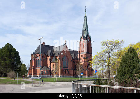 UMEA, SCHWEDEN AM 25. MAI 2012. Blick auf die Ziegel aus dem Jahr 1894 erbaute Stadtkirche. Nicht identifizierte Person. Redaktionelle Nutzung. Stockfoto