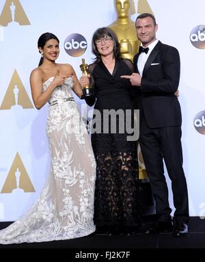 Los Angeles, CA, USA. 28. Februar 2016. Moderator, Priyanka Chopra, Margaret Sixel, Gewinner: Best Achievement in Bearbeitung für den Film MAD MAX: FURY ROAD; Liev Schreiber im Presseraum der 88. Academy Awards Oscars 2016 - Press Room, The Dolby Theater in Hollywood und Highland Center, Los Angeles, CA 28. Februar 2016. Bildnachweis: Elizabeth Goodenough/Everett Collection/Alamy Live-Nachrichten Stockfoto