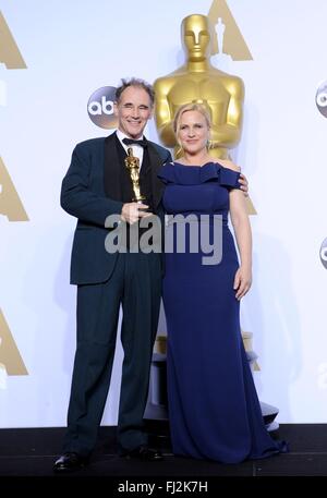 Los Angeles, CA, USA. 28. Februar 2016. Mark Rylance, Sieger: Beste Leistung durch einen Schauspieler in einer stützenden Rolle für den Film der AGENTENBRÜCKE; Patricia Arquette im Presseraum der 88. Academy Awards Oscars 2016 - Press Room, The Dolby Theater in Hollywood und Highland Center, Los Angeles, CA 28. Februar 2016. Bildnachweis: Elizabeth Goodenough/Everett Collection/Alamy Live-Nachrichten Stockfoto