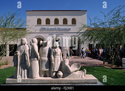 Stein Skulptur der HOPI Frauen Fahne Lied, ASSIBOINE - mit dem Titel gehört MUSEUM, PHOENIX, ARIZONA Stockfoto