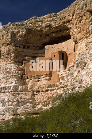 MONTEZUMAS CASTLE ist eine Klippe Wohnung gebaut von den SINAGUA Menschen vor 800 Jahren - SEDONA, ARIZONA Stockfoto