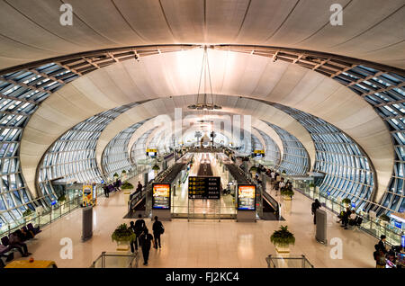 Suvarnabhumi Airport Abflugterminal Bangkok Thailand // BANGKOK, Thailand — Ein Abflugterminal im Suvarnabhumi Airport Terminal, Bangkok, Thailand. Stockfoto