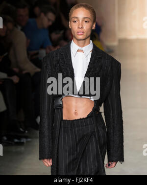 New York City, USA - 17. Februar 2016: Adwoa Aboah geht die Start-und Landebahn am DKNY Women Show während der NYFW F/W 2016 Stockfoto