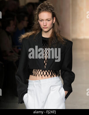 New York City, USA - 17. Februar 2016: Sophia Ahrens geht die Start-und Landebahn am DKNY Women Show während der NYFW F/W 2016 Stockfoto