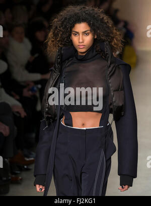 New York City, USA - 17. Februar 2016: Imaan Hammam geht die Start-und Landebahn am DKNY Women Show während der NYFW F/W 2016 Stockfoto