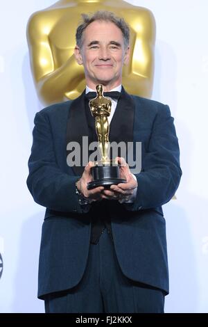 Los Angeles, CA, USA. 28. Februar 2016. Mark Rylance, Sieger: Beste Leistung durch einen Schauspieler in einer stützenden Rolle für den Film der AGENTENBRÜCKE im Presseraum der 88. Academy Awards Oscars 2016 - Press Room, The Dolby Theater in Hollywood und Highland Center, Los Angeles, CA 28. Februar 2016. Bildnachweis: Elizabeth Goodenough/Everett Collection/Alamy Live-Nachrichten Stockfoto