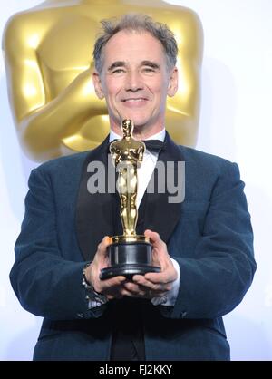 Los Angeles, CA, USA. 28. Februar 2016. Mark Rylance, Sieger: Beste Leistung durch einen Schauspieler in einer stützenden Rolle für den Film der AGENTENBRÜCKE im Presseraum der 88. Academy Awards Oscars 2016 - Press Room, The Dolby Theater in Hollywood und Highland Center, Los Angeles, CA 28. Februar 2016. Bildnachweis: Elizabeth Goodenough/Everett Collection/Alamy Live-Nachrichten Stockfoto