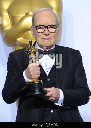 Los Angeles, CA, USA. 28. Februar 2016. Ennio Morricone, Sieger: Beste Leistung in Musik geschrieben für Film, Filmmusik, die HASSERFÜLLTE acht im Presseraum für 88. Academy Awards Oscars 2016 - Press Room, The Dolby Theater in Hollywood und Highland Center, Los Angeles, CA 28. Februar 2016. Bildnachweis: Elizabeth Goodenough/Everett Collection/Alamy Live-Nachrichten Stockfoto