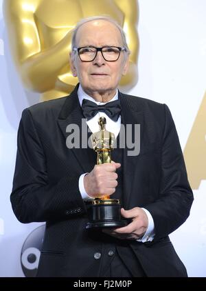 Los Angeles, CA, USA. 28. Februar 2016. Ennio Morricone, Sieger: Beste Leistung in Musik geschrieben für Film, Filmmusik, die HASSERFÜLLTE acht im Presseraum für 88. Academy Awards Oscars 2016 - Press Room, The Dolby Theater in Hollywood und Highland Center, Los Angeles, CA 28. Februar 2016. Bildnachweis: Elizabeth Goodenough/Everett Collection/Alamy Live-Nachrichten Stockfoto