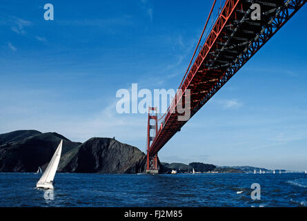 Segeln Boot segeln unter der GOLDEN GATE BRIDGE gedreht vom Wasserstand - SAN FRANCISCO, Kalifornien Stockfoto