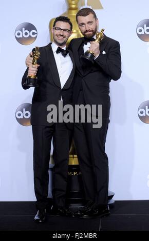 Los Angeles, CA, USA. 28. Februar 2016. James Napier, aka Jimmy Nacken, Sam Smith, Gewinner: Best Achievement in Musik geschrieben für Film, Original Song für WRTING es ON THE WALL aus dem Film SPECTRE im Presseraum für 88. Academy Awards Oscars 2016 - Press Room, The Dolby Theater in Hollywood und Highland Center, Los Angeles, CA 28. Februar 2016. Bildnachweis: Elizabeth Goodenough/Everett Collection/Alamy Live-Nachrichten Stockfoto