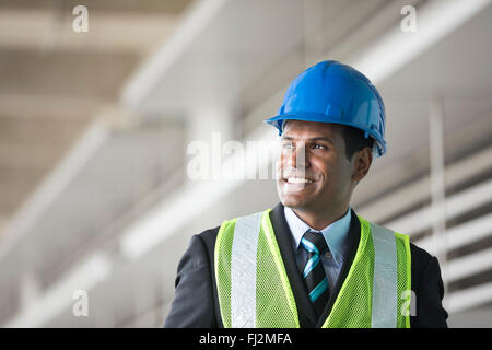 Portrait einer männlichen indisch, Wirtschaftsingenieur bei der Arbeit. Asiatische Ingenieur lächelnd & in die Kamera schaut. Stockfoto