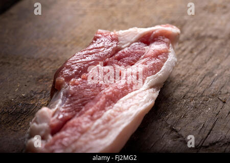 Frisches rohes Fleisch auf hölzernen Hintergrund Stockfoto