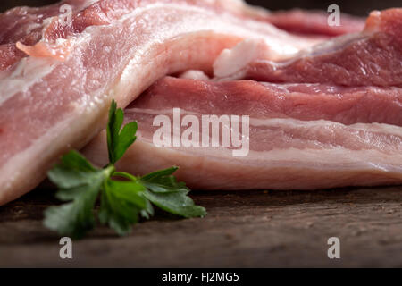 Nahaufnahme von einigen frisches Schweinefleisch Rippe auf hölzernen Hintergrund Stockfoto