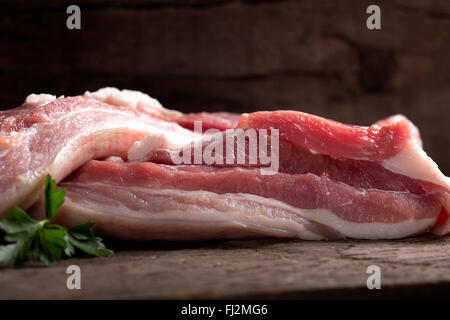 Nahaufnahme von einigen frisches Schweinefleisch Rippe auf hölzernen Hintergrund Stockfoto