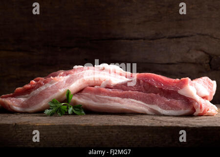 Rohes Schweinefleisch. Frisches Schweinefleisch Rippe auf hölzernen Hintergrund Stockfoto