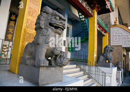 Geschnitzten Stein-Löwen bewachen den Eintrag zu einem buddhistischen Tempel in CHINA TOWN - SAN FRANCISCO, Kalifornien Stockfoto