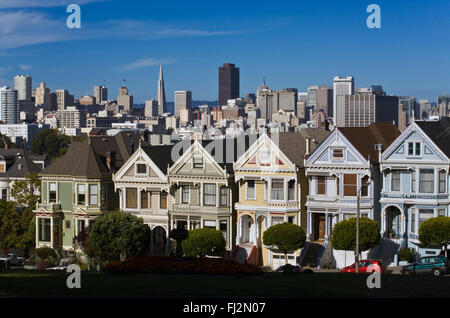 Klassische Ansicht des viktorianischen Häusern und Stadtbild einschließlich der TRANSAMERICA PYRAMID Gebäude von ALAMO PARK - SAN FRANCISCO, CALI Stockfoto