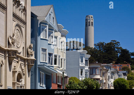 Klassische Häuser, Kirche & COIT TOWER auf FERNSCHREIBER-Hügel aus Nordstrand - SAN FRANCISCO, Kalifornien Stockfoto