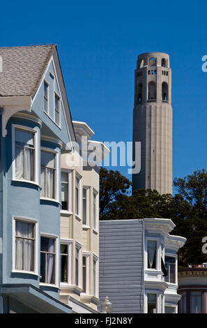 Klassische Häuser & COIT TOWER auf FERNSCHREIBER-Hügel aus Nordstrand - SAN FRANCISCO, Kalifornien Stockfoto