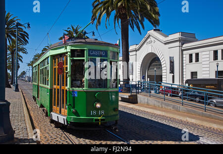 Eine historische Seilbahn läuft entlang der Gleise vor PIER 3 auf dem EMBARCADERO - SAN FRANCISCO, Kalifornien Stockfoto