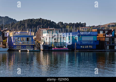 Bunt bemalte Haus Boote IN SAUSALITO - SAN FRANCISCO BAY, Kalifornien Stockfoto