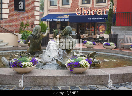 Der Brunnen am GHIRARDELLI SQUARE bietet Schokolade aller Art zum Verkauf - SAN FRANCISCO, Kalifornien Stockfoto