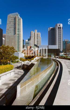 MARTIN LUTHER KING MEMORIAL Wasser Brunnen und San Francisco Museum der modernen Kunst von YERBA BUENA CENTER - SAN FRANCISCO Stockfoto