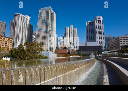MARTIN LUTHER KING MEMORIAL Wasser Brunnen und San Francisco Museum der modernen Kunst von YERBA BUENA CENTER - SAN FRANCISCO Stockfoto