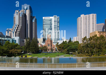 MARTIN LUTHER KING MEMORIAL Wasser-Brunnen, das MARIOTT und FOUR SEASONS Hotels von den YERBA BUENA GARDENS - SAN FRANC aus gesehen Stockfoto