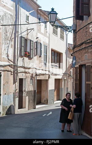 Mallorca, Balearen: Zwei alte Frauen sprechen in den Gassen von Artà, einem kleinen Dorf thront auf einem Hügel rund 35 Kilometer von Palma Stockfoto