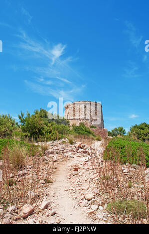 Mittelmeer, Mallorca, Balearen, Spanien: Blick auf Torre des Matzoc, der alte Wachturm auf Morro d'Albarca, an der nördlichen Küste Stockfoto